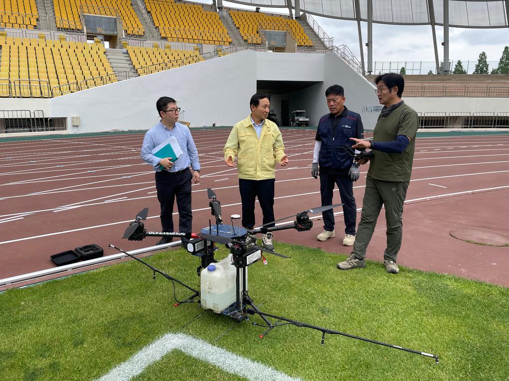 (사진) 진주시 시설관리공단, 방제드론 시범운영 (1)
